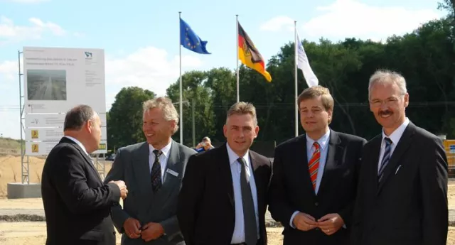 Bild: JOHANN BUNTE: Rammschlag für 56-Millionen-Projekt am Mittellandkanal