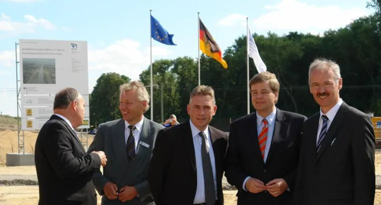 Bild: JOHANN BUNTE: Rammschlag für 56-Millionen-Projekt am Mittellandkanal