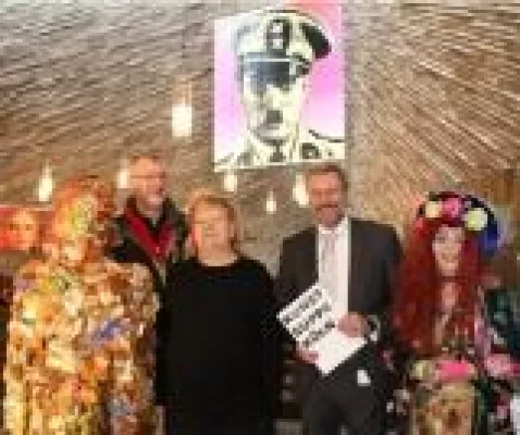Bild: Benefizkunstausstellung für CASA COLONIA mit Kunstwerken von HA Schult