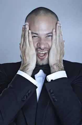 Bild: STRAMMSTEHEN BEI STROMBERG - Berliner Sänger Christoph Sauer ergattert Minirolle bei „Stromberg“-Film