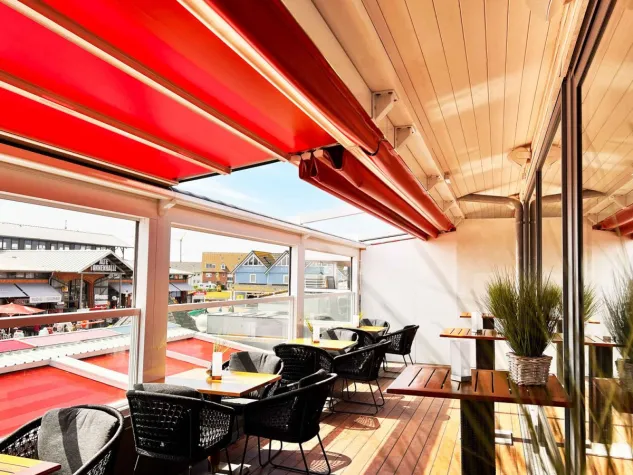 Bild: Terrassenüberdachung von PALMIYE lädt bei GOSCH ganzjährig zum Besuch ein
