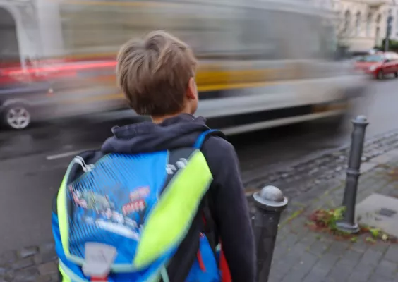 Bild: Sicher zur Schule: Ratgeber bietet wertvolle Tipps für Eltern und Kinder