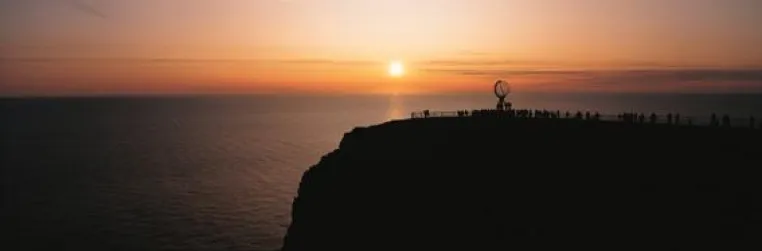 Bild: Im Land der Mitternachtssonne: Nordische Lichtspiele und eine spektakuläre Landschaft