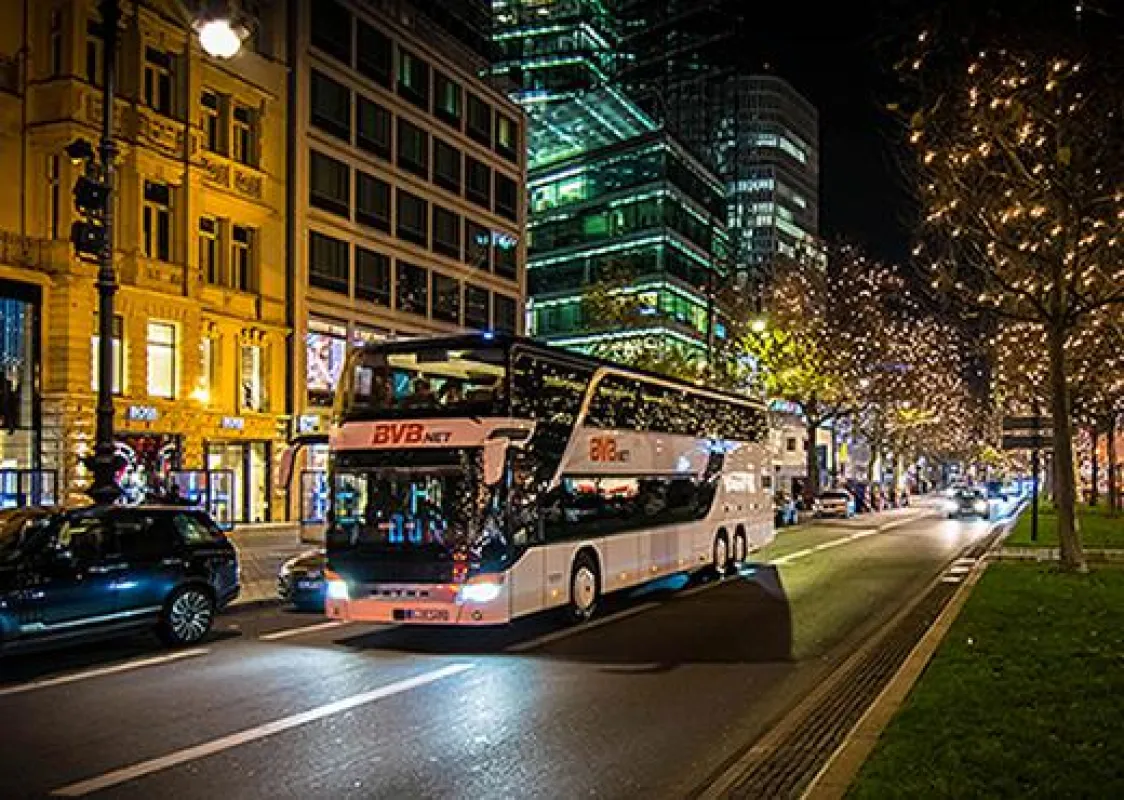Sie fahren in einem Bus unserer modernen Flotte