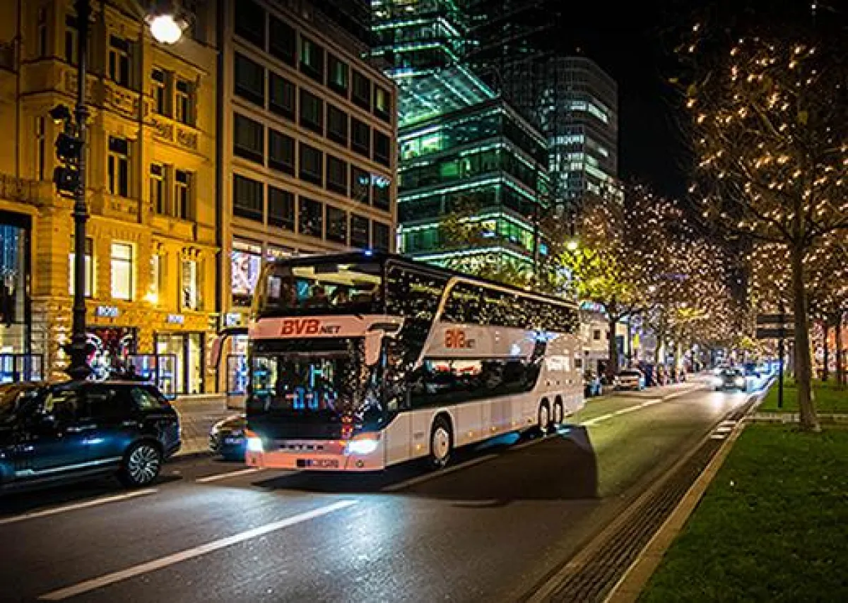 Sie fahren in einem Bus unserer modernen Flotte
