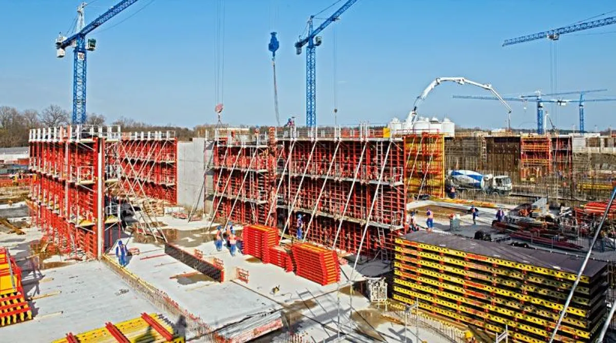 PERI TRIO und VARIO mit fertig vormontierten Bühnensystemen erhöhen die Sicherheit auf der Baustelle und reduzieren die Kosten. (Foto: PERI GmbH)