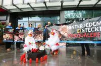 Tierrechtler beerdigen Eier- Qualitätssiegel "KAT" vor Firmenzentrale in Bonn Bild: Tierrechtler beerdigen Eier- Qualitätssiegel "KAT" vor Firmenzentrale in Bonn