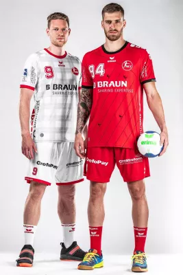 ERIMA und MT Melsungen starten mit exklusivem "Himmelsstürmer"- und "Bartenwetzer"-Trikot in die Partnerschaft Bild: ERIMA und MT Melsungen starten mit exklusivem "Himmelsstürmer"- und "Bartenwetzer"-Trikot in die Partnerschaft