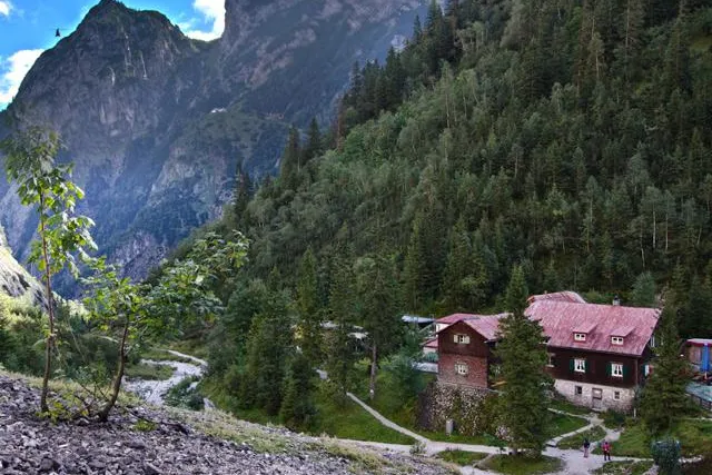 Bild: Abbriss Höllentalangerhütte an der Zugspitze durch Fa. MTECH
