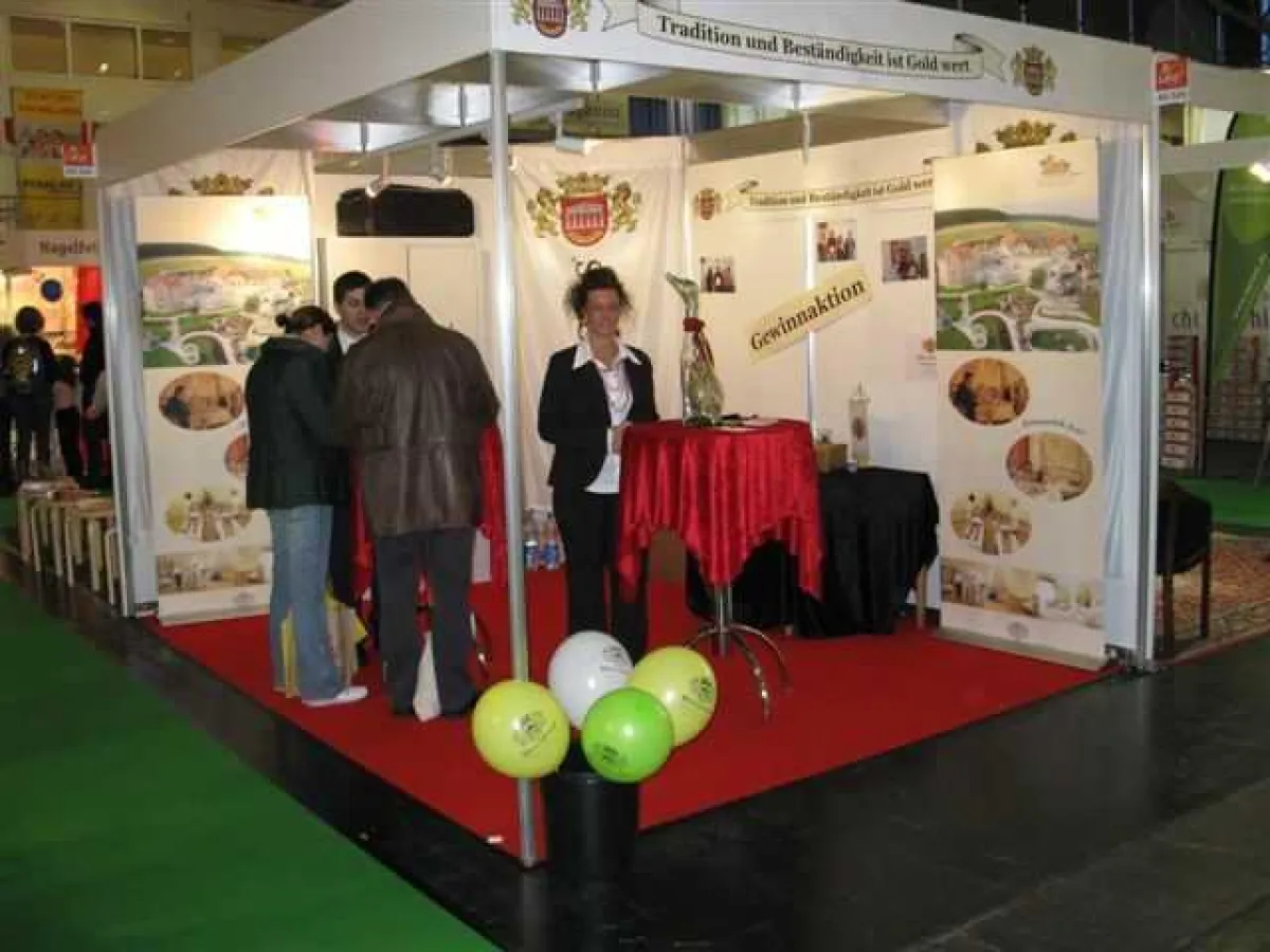 Auf dem Monarchis Messestand in der Neuen Messe München: Manuela Jahn (am Bistrotisch), neu im Monarchis-Messeteam ist ebenso engagiert wie erfolgreich.