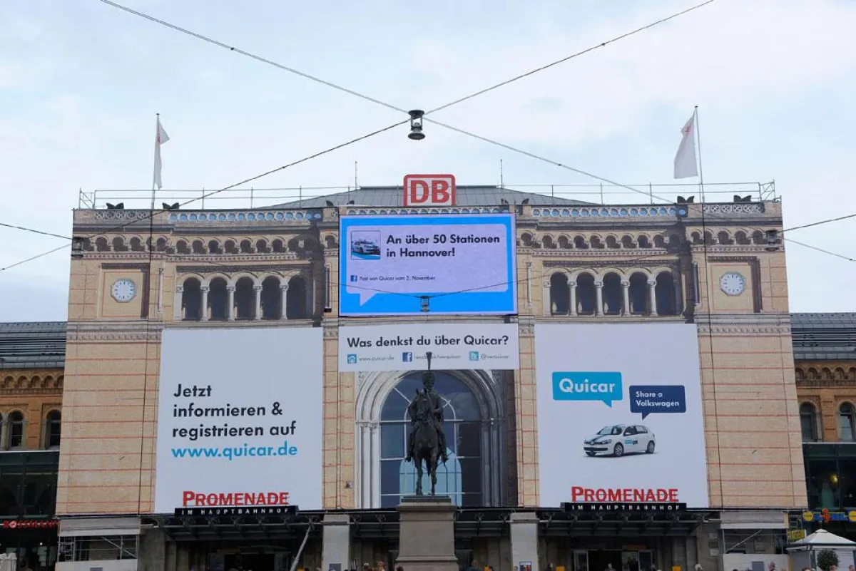 VW-Quicar-Kampagne: Social Media Botschaften auf dem digitalen Riesenposter von blowUP media.