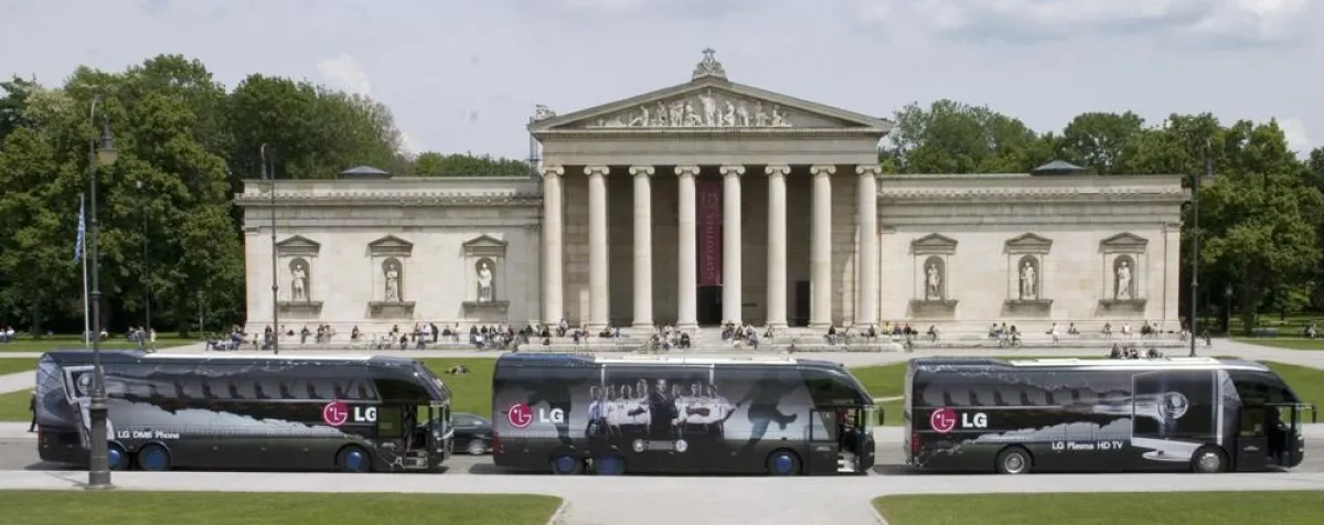 Beeindruckend: Der ADBus-Konvoi auf dem Münchener Königsplatz