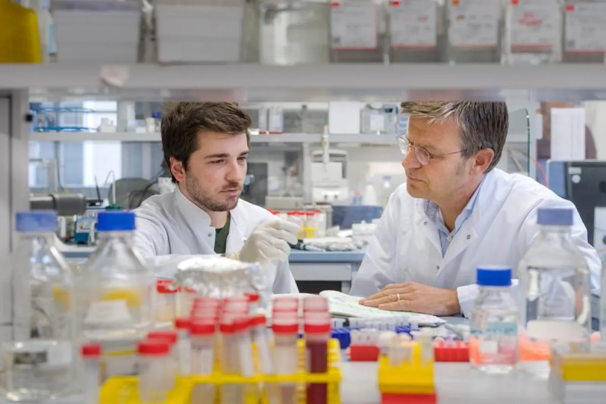 Prof. Stefan Engelhardt (r.) mit Petros Avramopoulos: Ein Team vom Institut für Pharmakologie und Toxikologie der TUM hat die Auswirkungen von miR-29 auf den Herzmuskel untersucht. (A. Heddergott / TU
