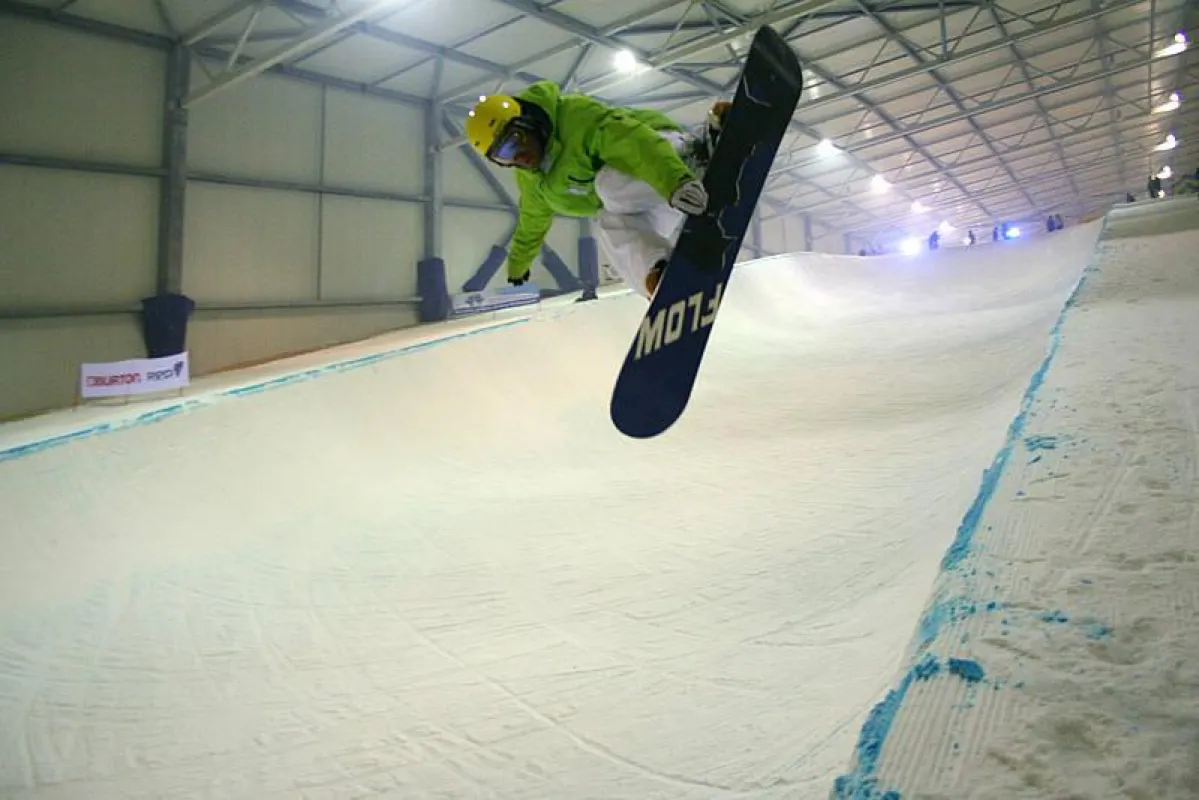 Bei der Deutschen Meisterschaft der Snowboarder in der Halfpipe werden im SNOW FUNPARK ind Wittenburg spektakuläre Sprünge gezeigt.