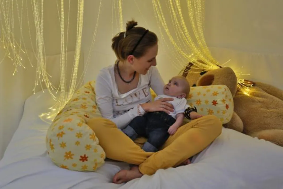 Miriam Z. (29) mit ihrem Sohn Lukas im ?Snoezel Raum? des Tages-Kinderhospizes.