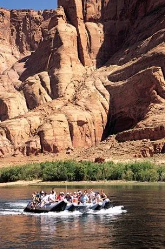 Bild: Ruhiges Wasser, wildes Wasser - Jetzt Raftingabenteuer im Grand Canyon und Erholung am Lake Powell buchen