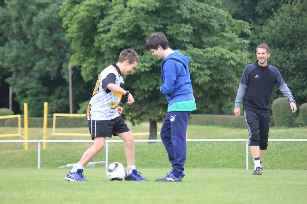 Übungseinheit beim Fußballseminar für schädelhirnverletzte Menschen