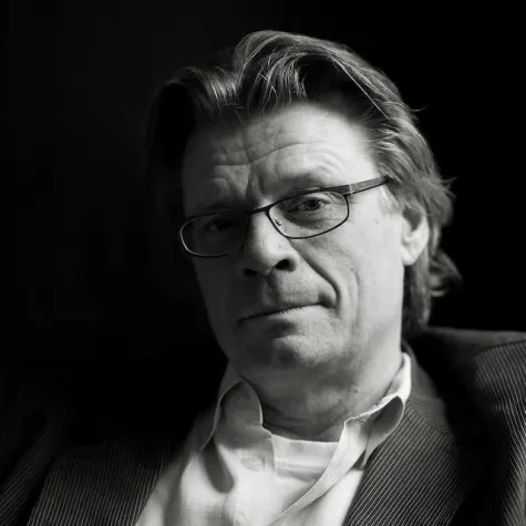 Bild: Literaten lesen auf dem Trödelmarkt