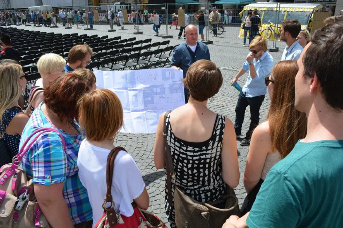 Exkursionsleiter Andi Kuhn von eps und Schüler der Berufsschule Starnberg