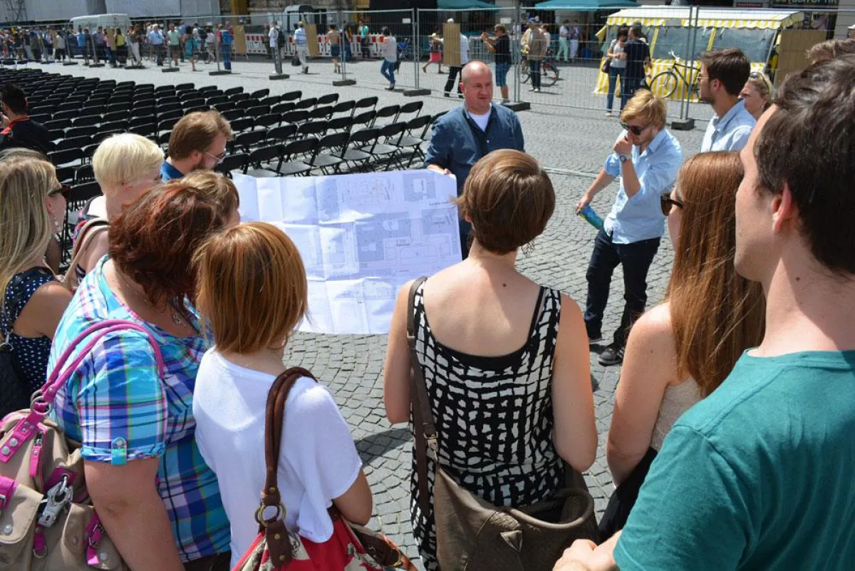 Exkursionsleiter Andi Kuhn von eps und Schüler der Berufsschule Starnberg
