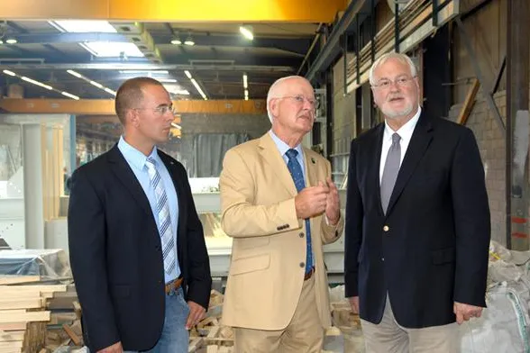 Bild: High-Tech Stahlbau kommt aus Krempe – Ministerpräsident Carstensen besucht Stahlbauer butzkies
