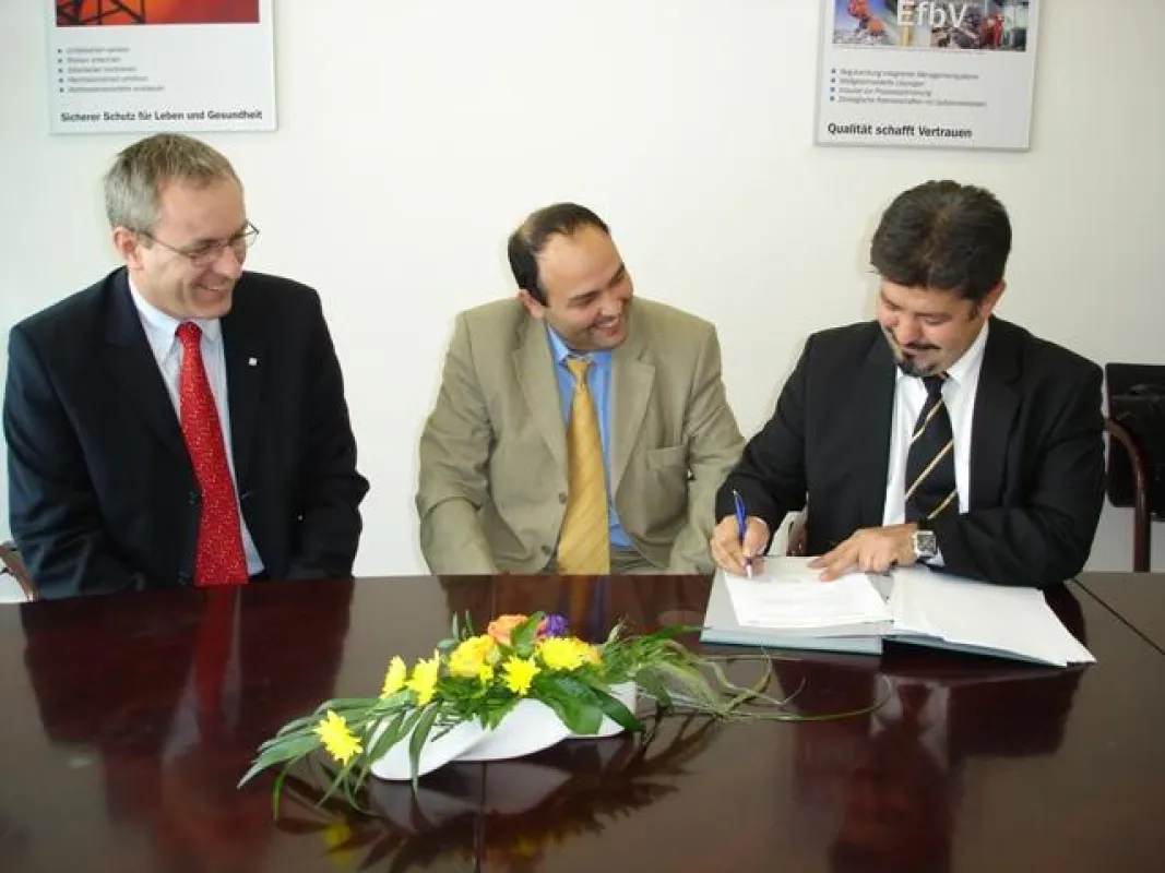 DQS Quality Systems in Usbekistan: Vertragsunterzeichnung mit DQS-Geschäftsführer Michael Drechsel, Dmitriy Alaudinov und Dr. Sied Sadek, Leiter International Business Development der DQS (v.l.n.r.)
