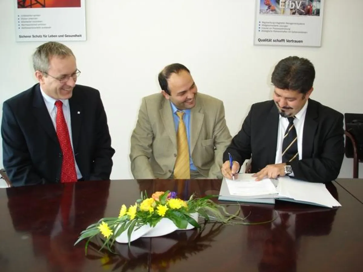 DQS Quality Systems in Usbekistan: Vertragsunterzeichnung mit DQS-Geschäftsführer Michael Drechsel, Dmitriy Alaudinov und Dr. Sied Sadek, Leiter International Business Development der DQS (v.l.n.r.)