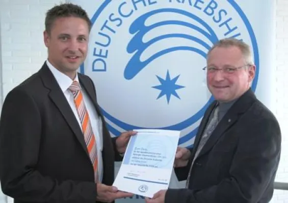 Bild: Deutsche Krebshilfe e.V. übergibt Spendenurkunde an collect GmbH