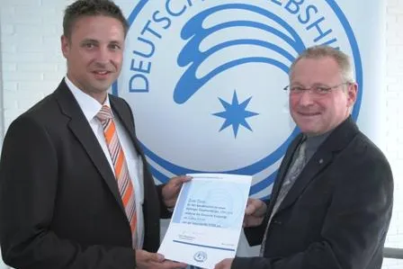 Bild: Deutsche Krebshilfe e.V. übergibt Spendenurkunde an collect GmbH