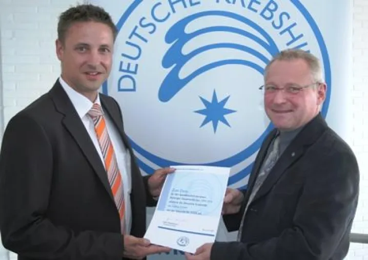 Bild: Deutsche Krebshilfe e.V. übergibt Spendenurkunde an collect GmbH