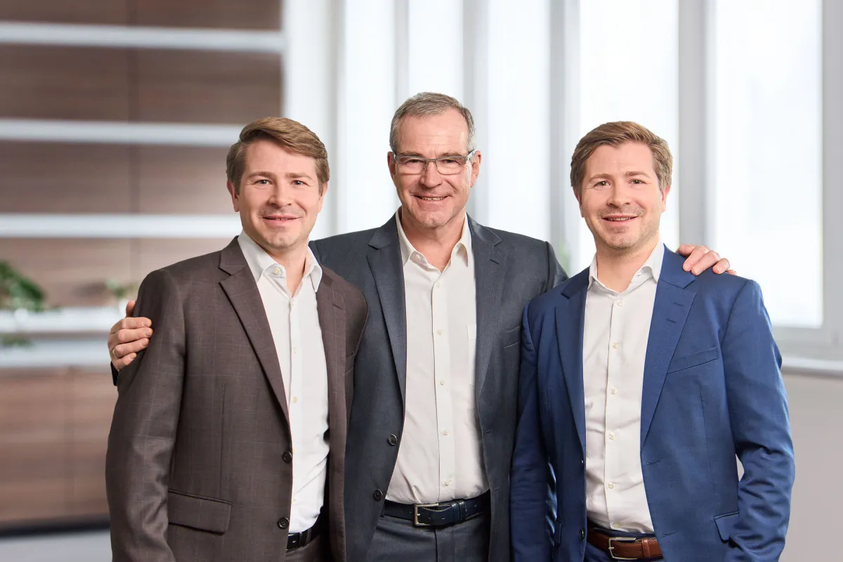 (v.l.n.r: Dipl.-Ing. Patrick Beck, Dipl.-Ing. Alexander Beck, Nicolai Beck (M.Sc.)) (© Beck Elektronik)