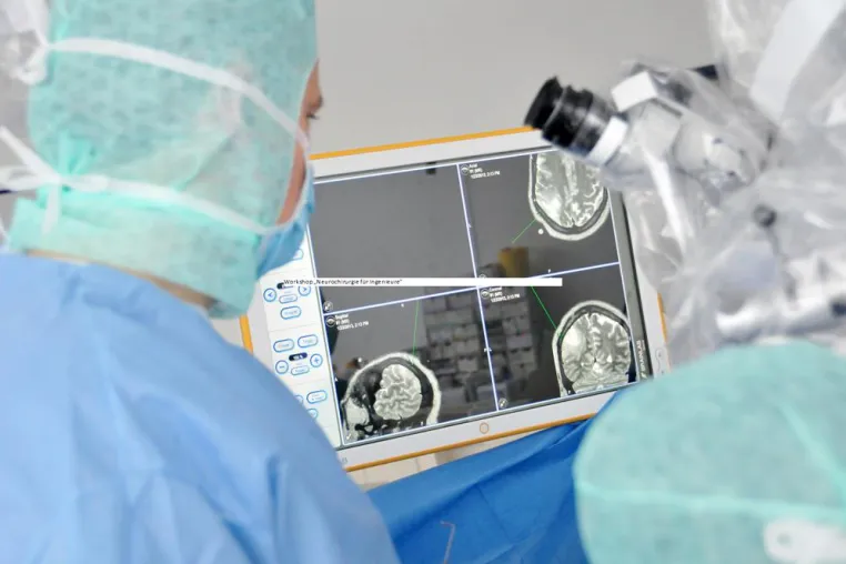 Bild: Ingenieure erhalten Einblick in die Arbeit im OP