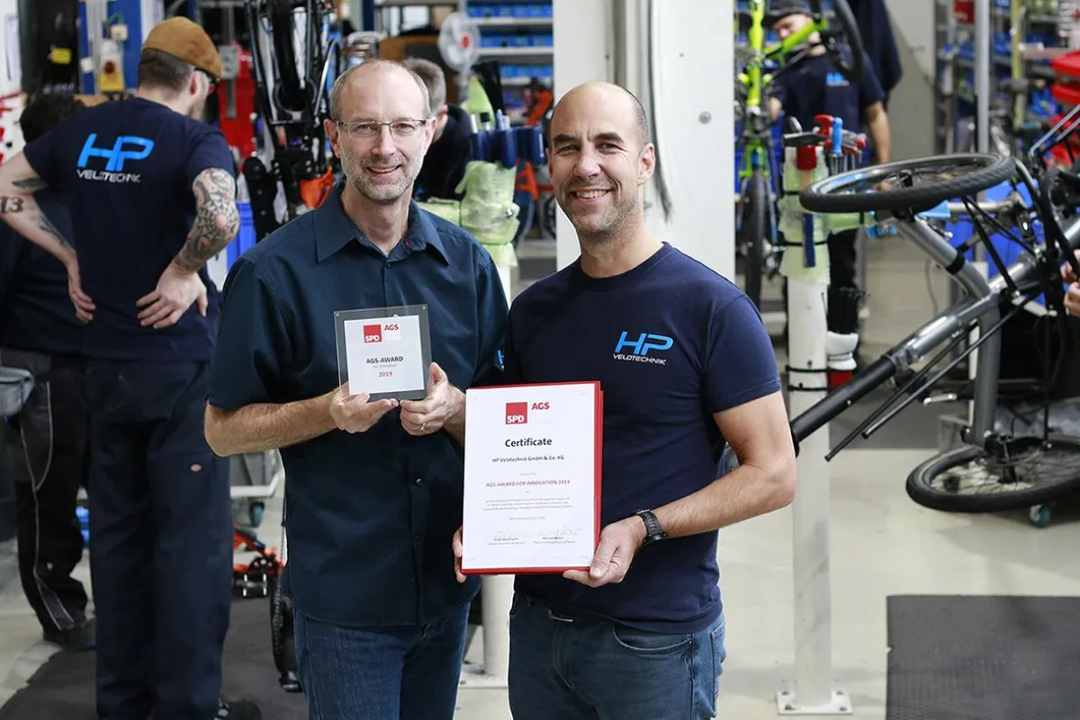 Paul Hollants und Daniel Pulvermüller präsentieren den von der SPD verliehenen AGS-Award.