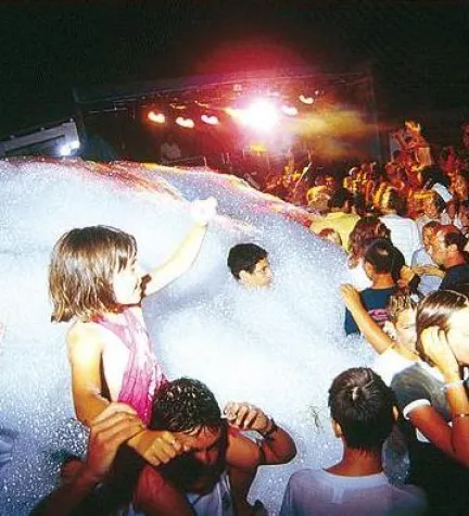 Bild: Schaumparty in der Ferienanlage „Mer et Soleil“