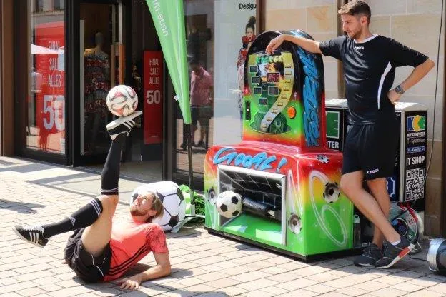 Bild: Von Autogrammstunde bis Tischkicker: Familientag im Fußballdorf der Neuen Mitte Fürth lockt zahlreiche Besucher