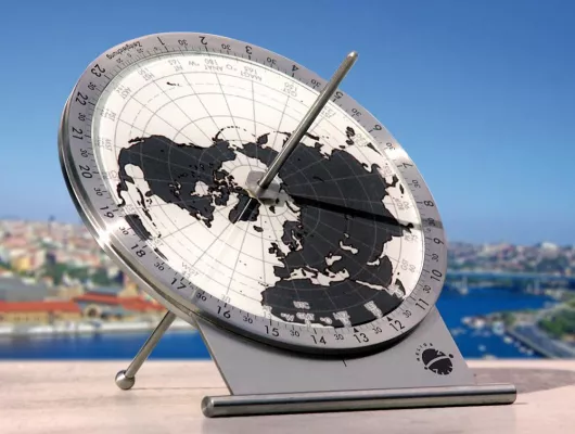 Bild: Weiterentwicklung der Bierdeckel-Sonnenuhr zeigt mitteleuropäische Zeit an