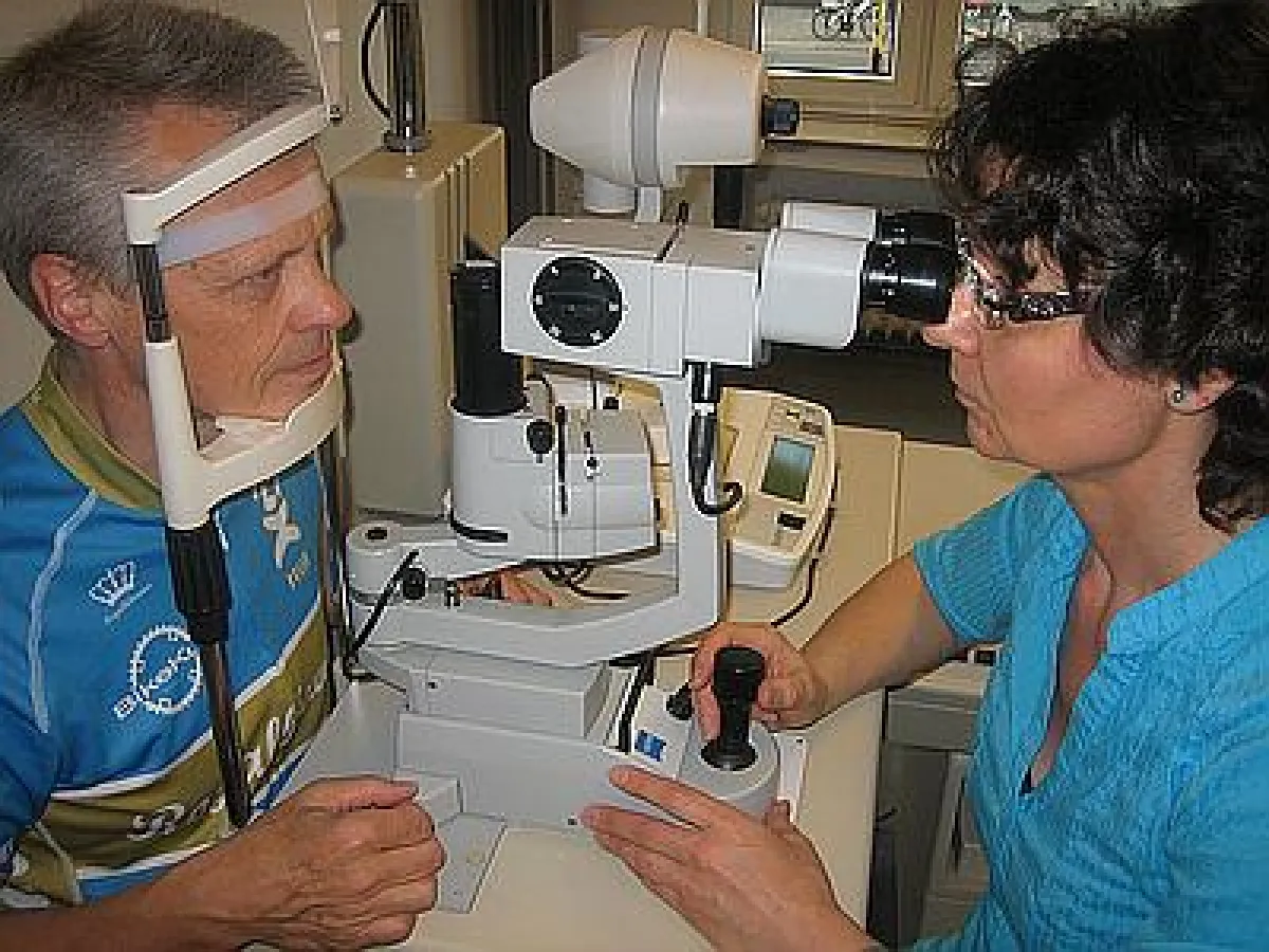 Rita Dworack bei der Anpassung von Kontaktlinsen für den Sporteinsatz im Contactlinsenstudio Münster