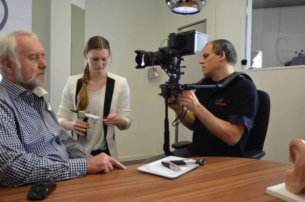 Wie ein Hörgeräte Spezialist online seine Kunden findet - Hörysteme Schmelzer wagt den Schritt auf YouTube Bild: Wie ein Hörgeräte Spezialist online seine Kunden findet - Hörysteme Schmelzer wagt den Schritt auf YouTube