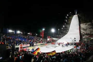 Bild: Partystimmung und harte Worte beim Skispringen in Willingen