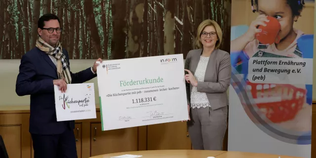 Projektstart “Die Küchenpartie mit peb“, das IN FORM Projekt zur Ernährungskompetenz für Jung und Alt Bild: Projektstart “Die Küchenpartie mit peb“, das IN FORM Projekt zur Ernährungskompetenz für Jung und Alt