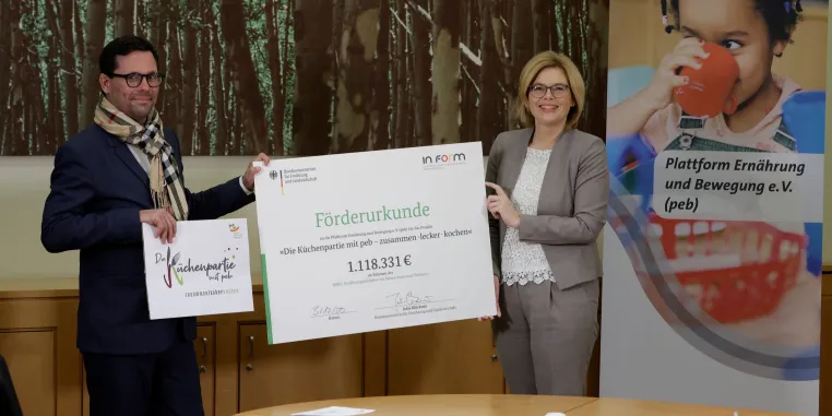 Bild: Projektstart “Die Küchenpartie mit peb“, das IN FORM Projekt zur Ernährungskompetenz für Jung und Alt	