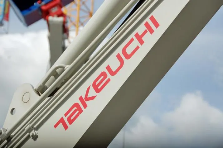 Bild: Baumaschinen Bagger arbeiten effizient in schwierigem Umfeld