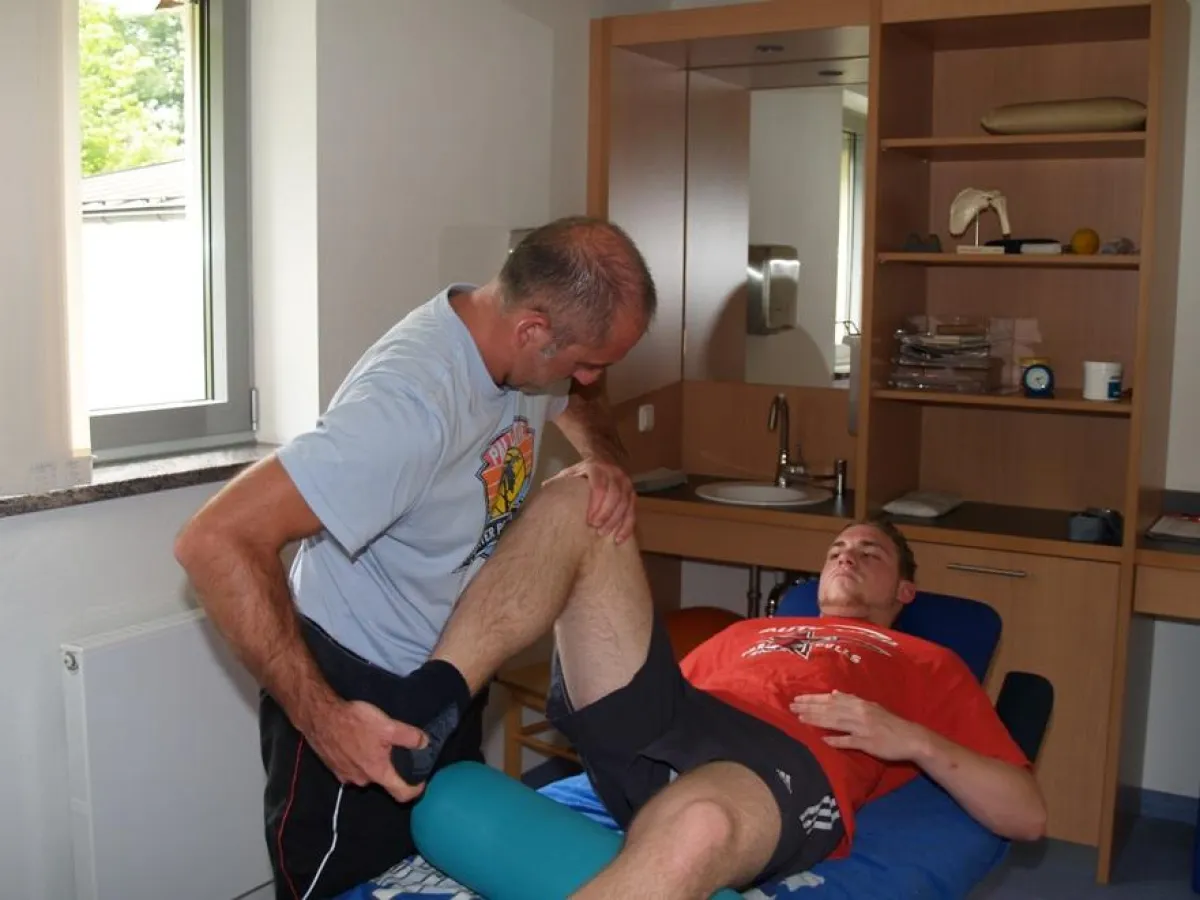 Kurze Entspannung für Stephan Stiebinger unter der Betreuung von Masseur Alexander Seifert