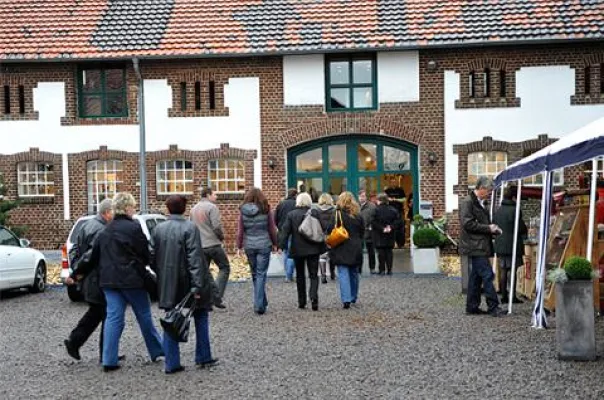 Reuter Badshop: Über 10.000 Besucher kamen zum Hof-Fest Bild: Reuter Badshop: Über 10.000 Besucher kamen zum Hof-Fest