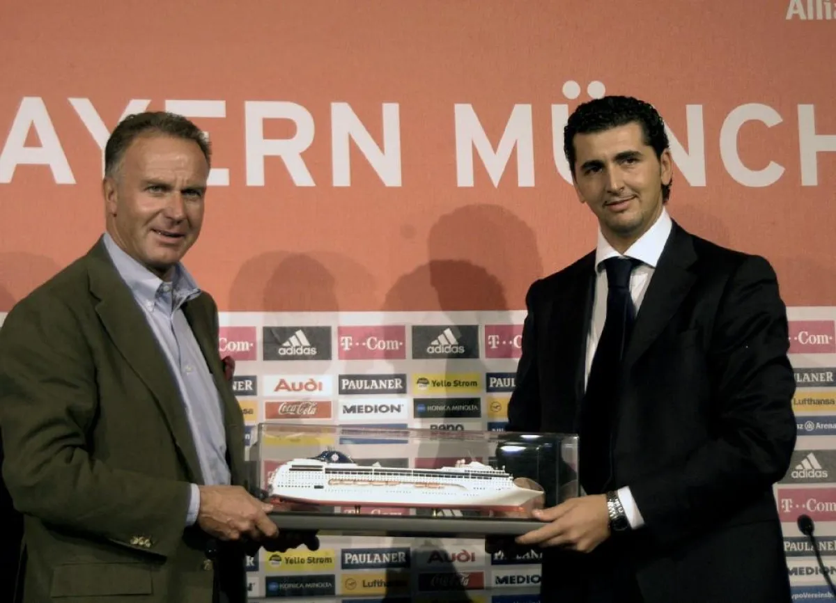 Das Foto zeigt Karl-Heinz Rummenigge, Vorstandsvorsitzender FC Bayern und Achille Staiano, Commercial Director MSC Cruises