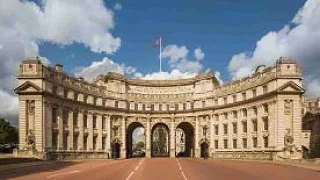 Bild: Admiralty Arch heißt Waldorf Astoria in London willkommen