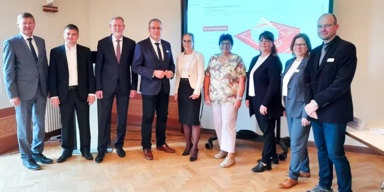 Bild: 100%  Ende zu Ende Digitalisierung in Brandenburg