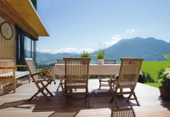 Bild: Tropfgehemmte 3 in 1 Holzlasur für außen: Bewährte Serie CROMAPROTECT mit neuem Materialsystem ergänzt.