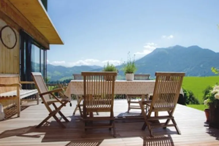 Bild: Tropfgehemmte 3 in 1 Holzlasur für außen: Bewährte Serie CROMAPROTECT mit neuem Materialsystem ergänzt.
