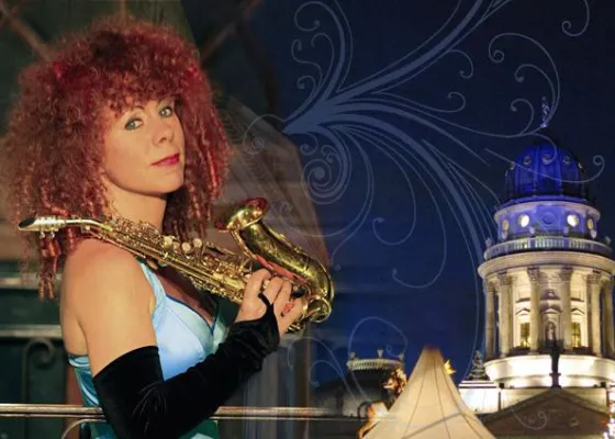 Bild: Saxophonistin Tina Tandler präsentiert das WELTENKLANG – Weihnachtskonzert im Französischen Dom